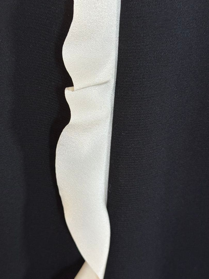 RED VALENTNO ノースリーブひざ丈ワンピース フリルデザイン 黒と白