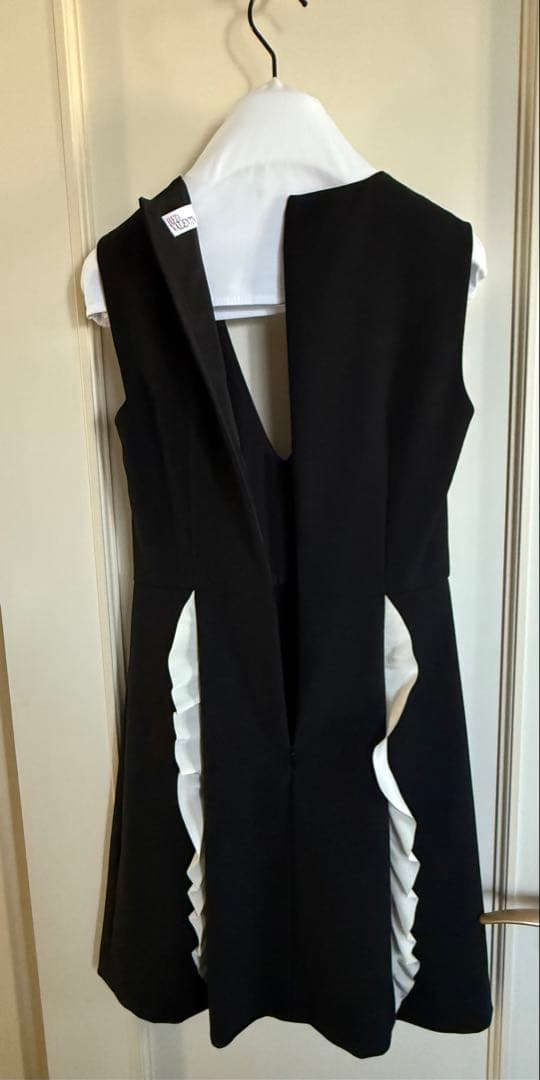 RED VALENTNO ノースリーブひざ丈ワンピース フリルデザイン 黒と白