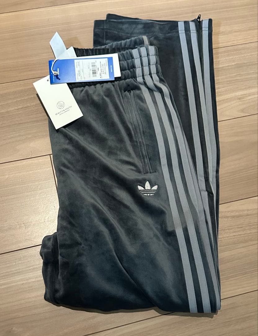 新品未使用　adidas originals ベロアトラックパンツ
