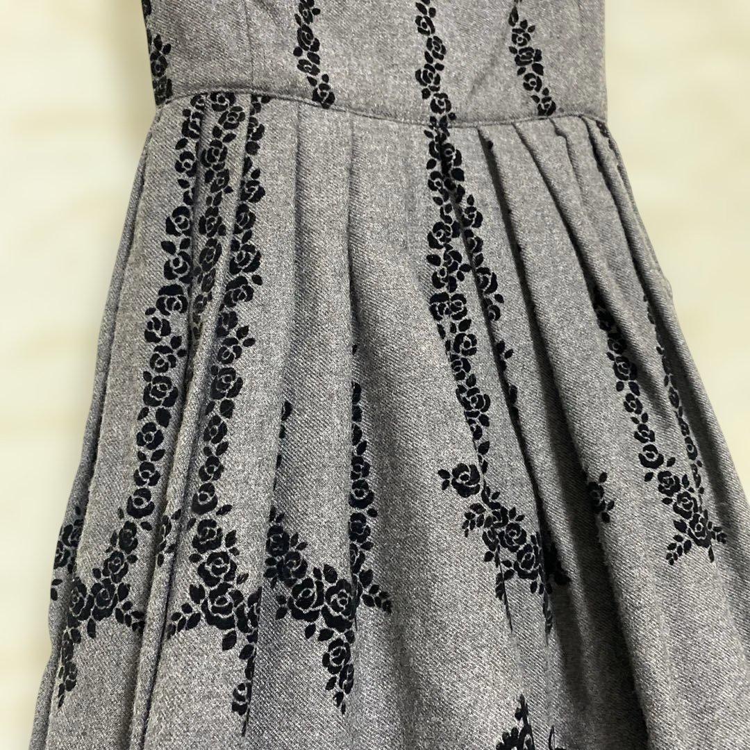 イノセントワールド濃グレー シャンデリアフロッキープリントノースリーブワンピース