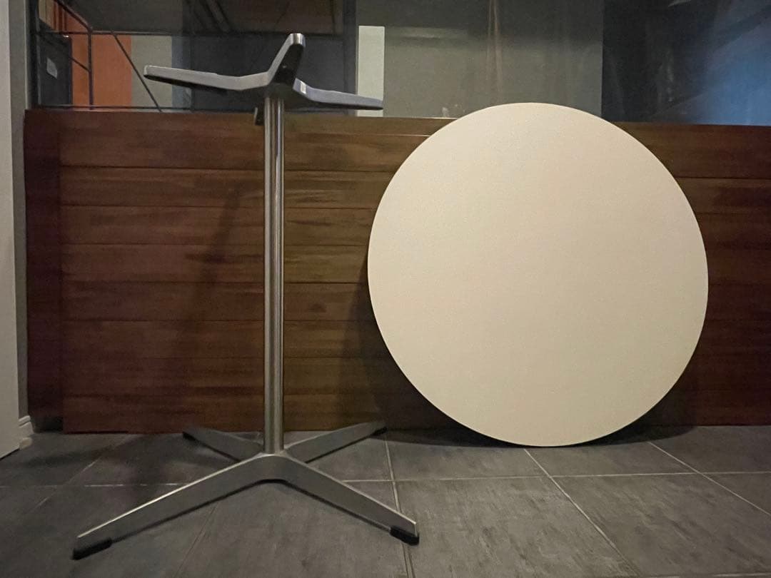 m■ヤコブセン　サーキュラー/ シルバーライン HPL ラウンドテーブル