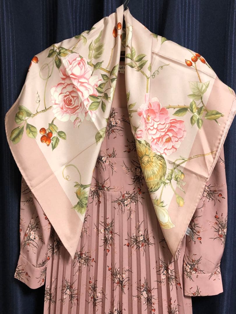 Salvatore Ferragamo 花柄シルクスカーフ