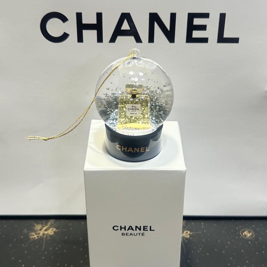 CHANEL 2025ホリデー ノベルティ N°5 ミニチュア スノードーム - メルカリ