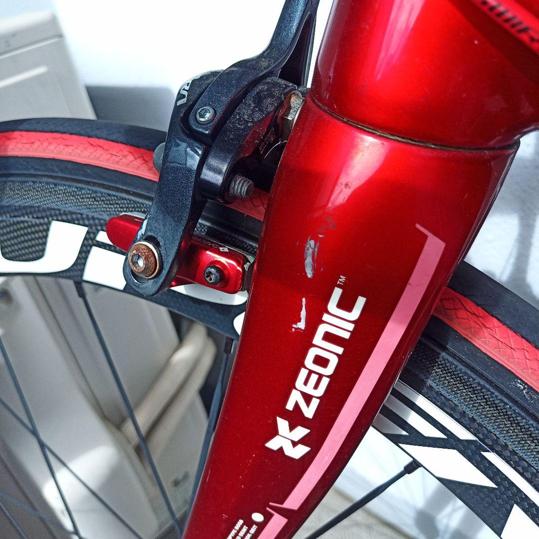 シャア専用ロードバイク タイヤはカーボン あちこち修理してます。