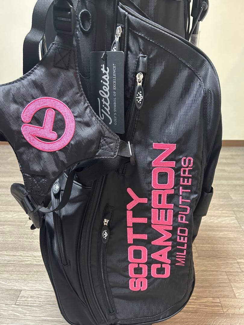 スタンド式キャディバック　ブラック&ピンクのコントラスト