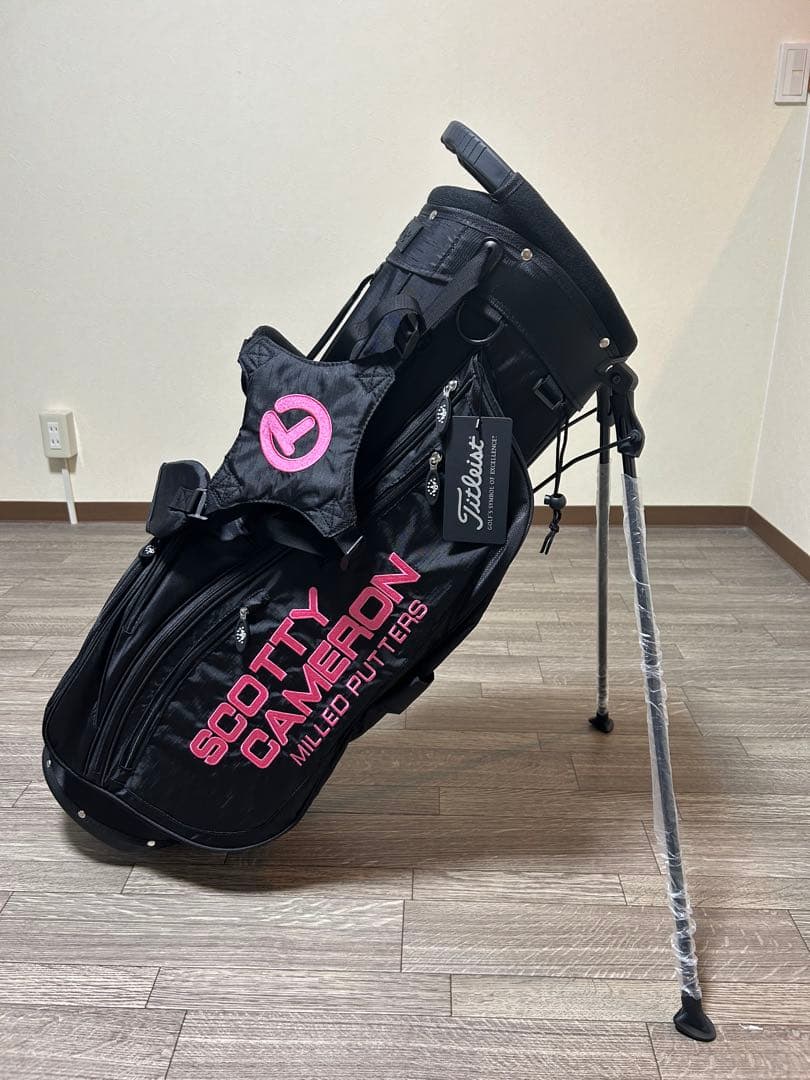 スタンド式キャディバック　ブラック&ピンクのコントラスト