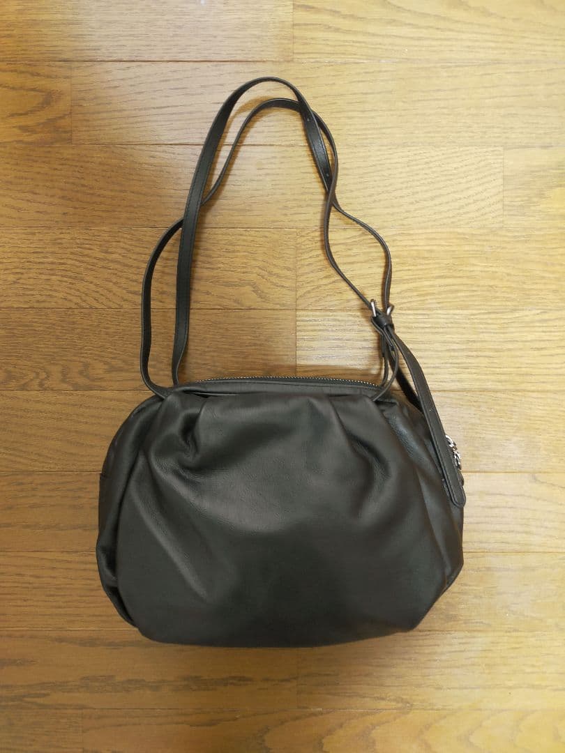 イアパピヨネ　コロンボストンバッグ　ブラック