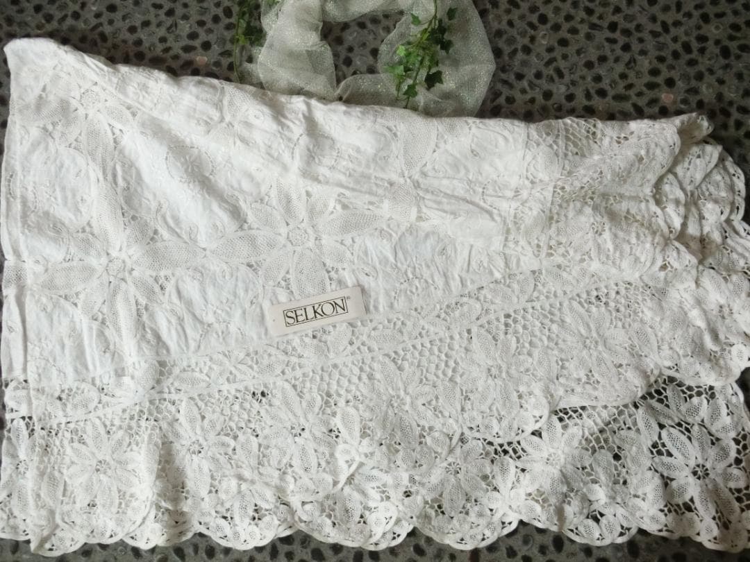 未使用☆セルコン　豪華白いレース総柄　大きいテーブルクロスカバー127×172