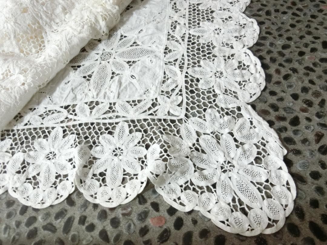 未使用☆セルコン　豪華白いレース総柄　大きいテーブルクロスカバー127×172