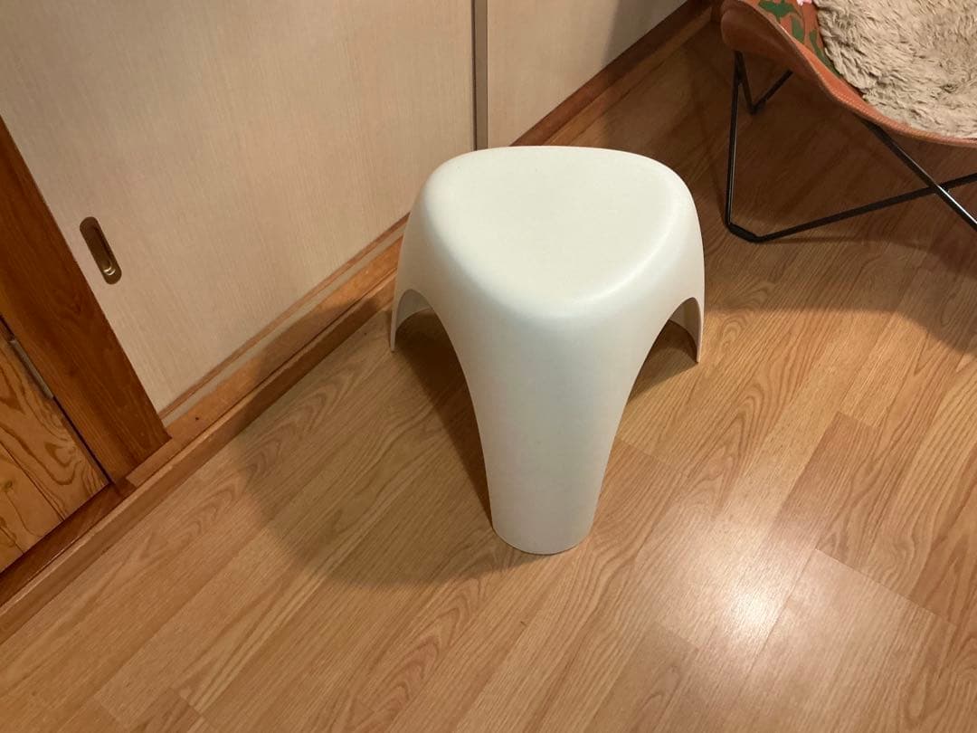 ホワイト トライアングル スツール Vitra