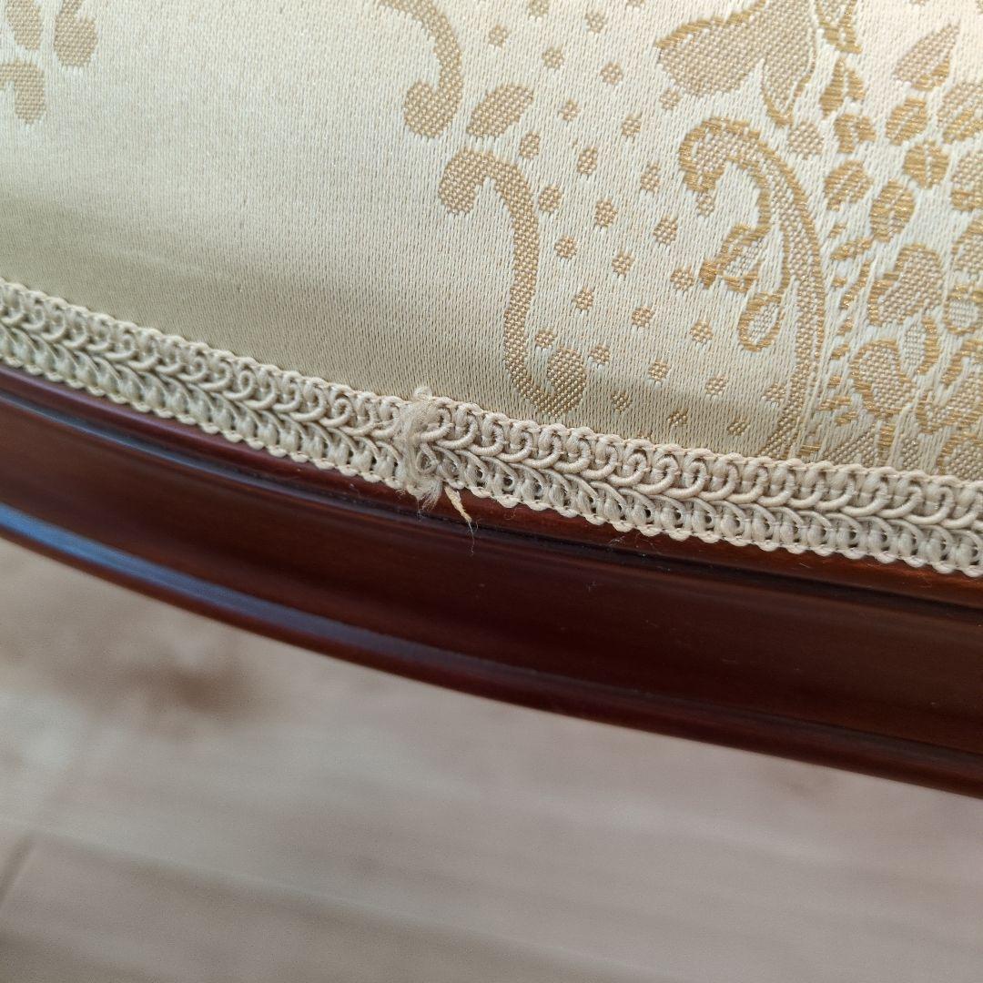 クリーム色の彫刻入りスツール