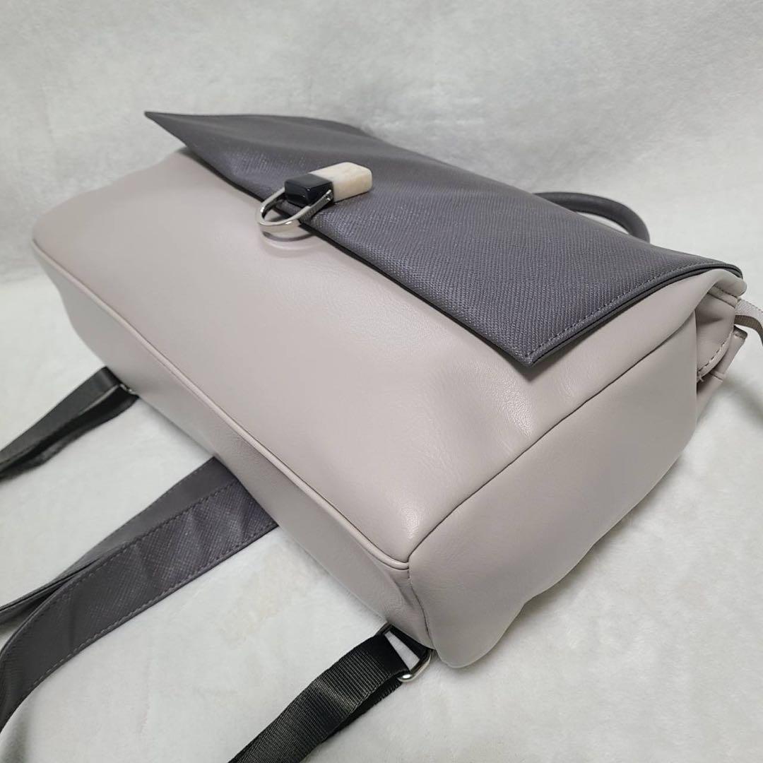 earPAPILLONNER樹脂 ×メタルパーツリュック グレー&ベージュ