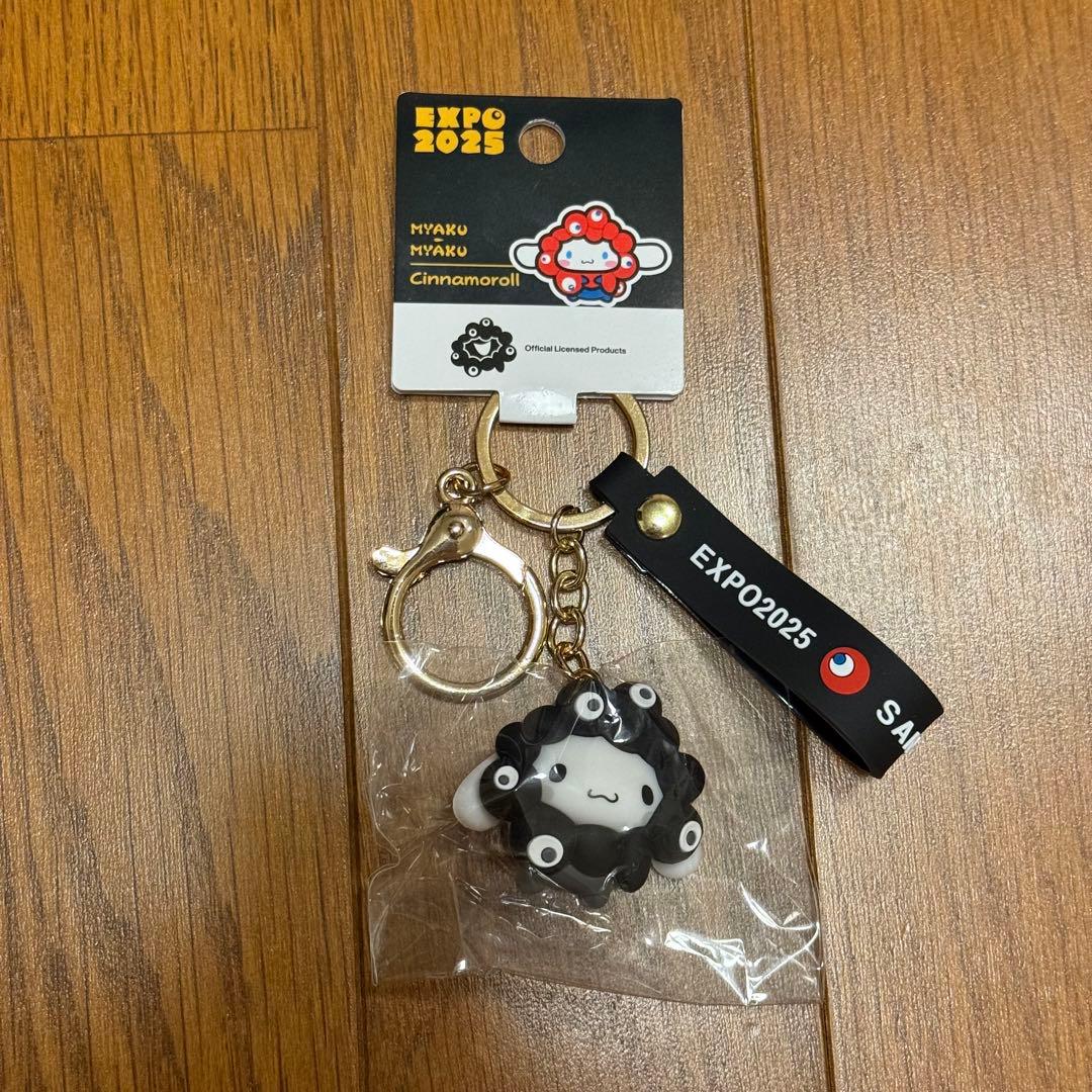 サンリオキャラクターズ ミャクミャクなりきり モノクロキーホルダー
