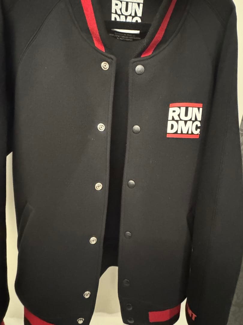 TMT×RUN DMC スタジャン ブラック/レッド