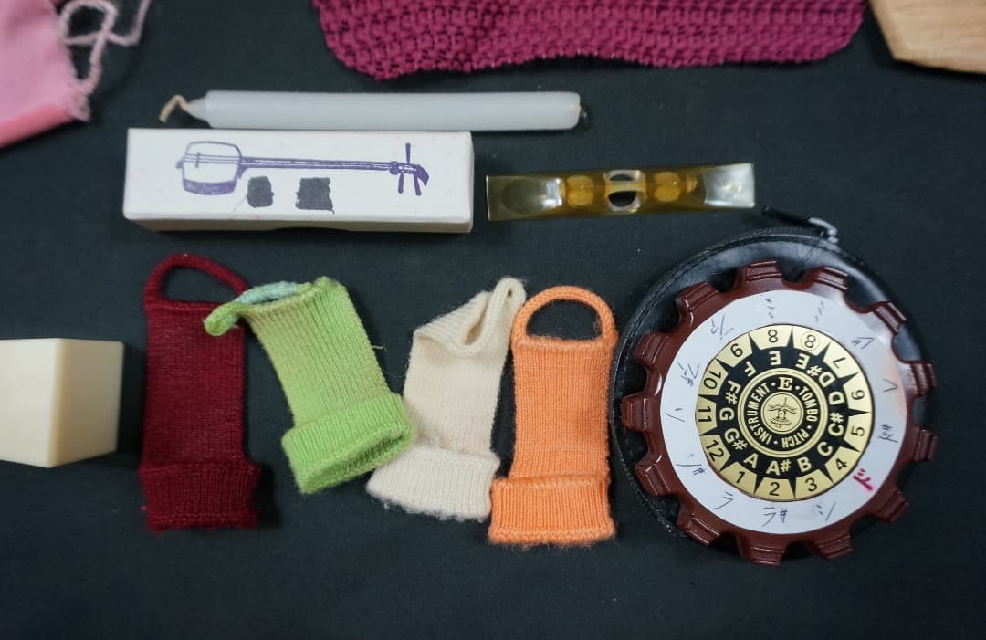 【中古品】三味線 本体、バチなど付属品多数、ハードケースケース付き