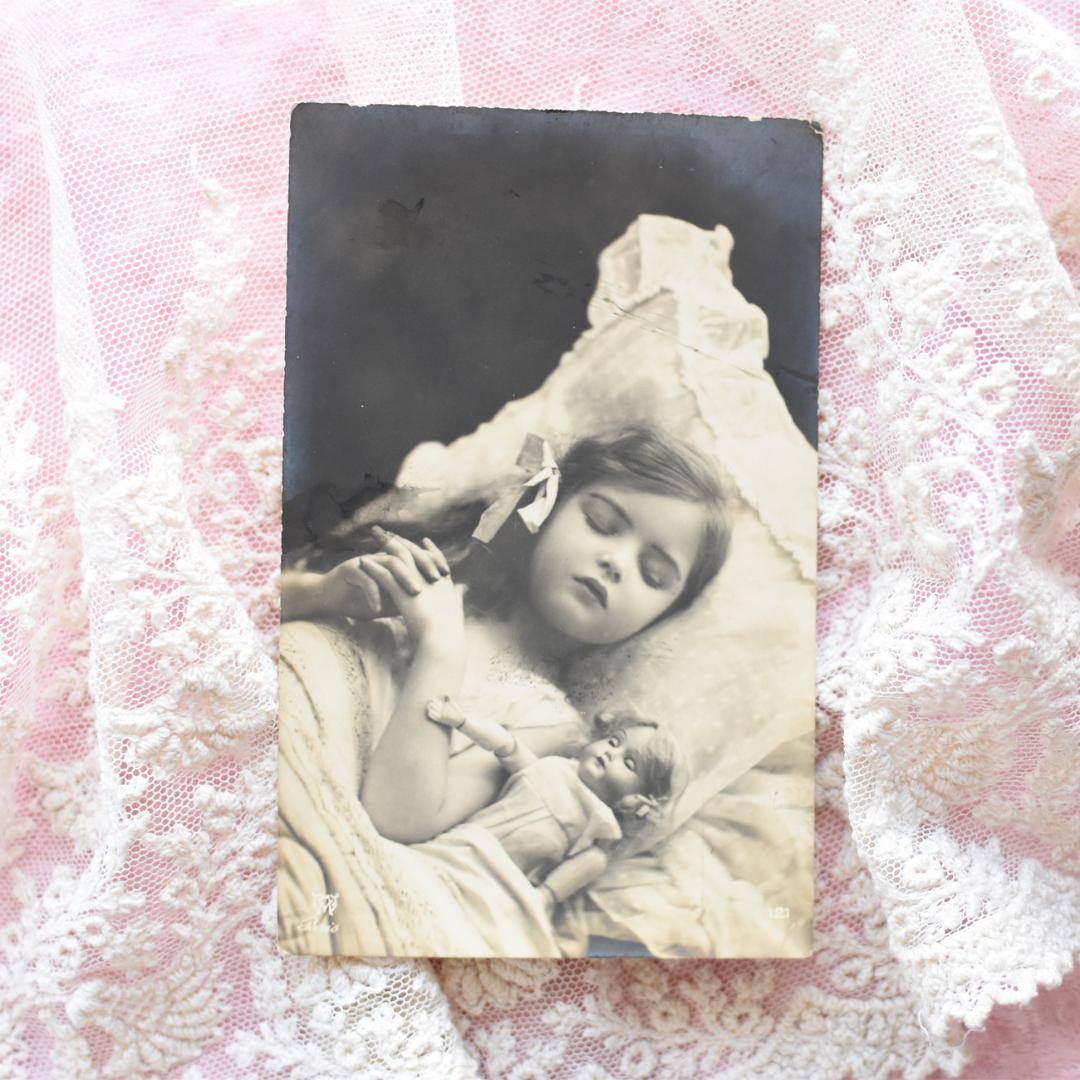 お取り置き】*アンティークポストカード すやすや眠るお人形と少女