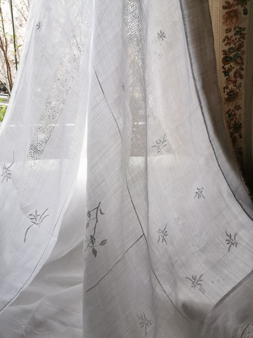 アンティークニードルワーク 昆虫＆薔薇刺繍フィレレース 大判シアークロスカーテン