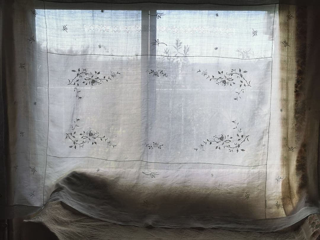 アンティークニードルワーク 昆虫＆薔薇刺繍フィレレース 大判シアークロスカーテン
