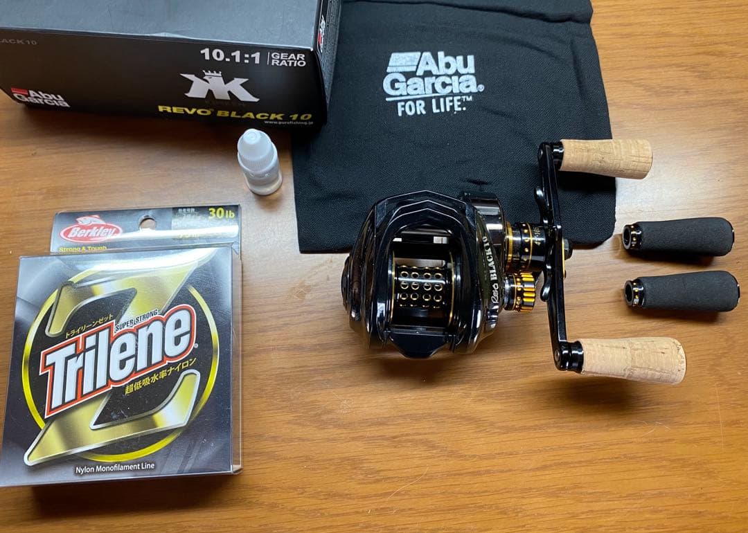 レボブラック10 ベイトリール　右ハンドル