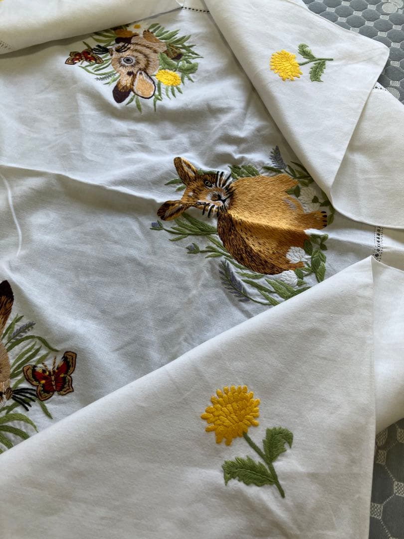 ウサギ刺繍のテーブルクロス87x87cm