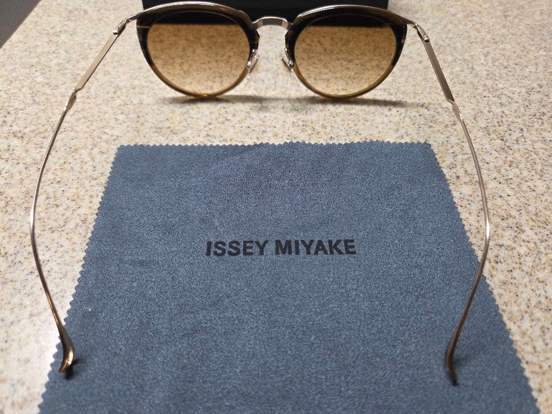 値引き中金子眼鏡とISSEY MIYAKEのコラボサングラス