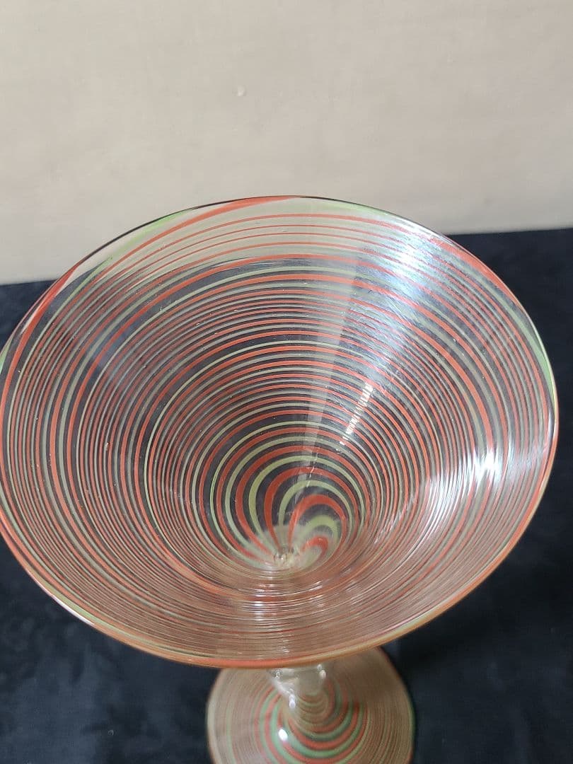 ビミニグラスワインまたはカクテルグラス赤のニワトリ