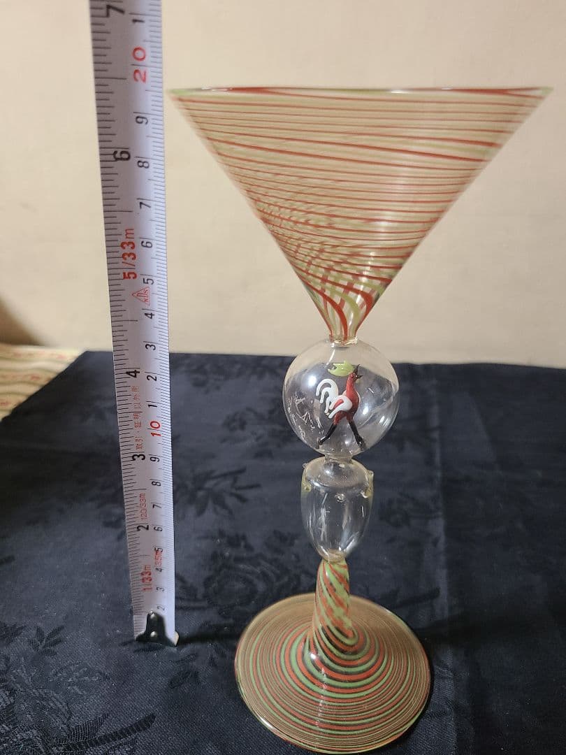 ビミニグラスワインまたはカクテルグラス赤のニワトリ