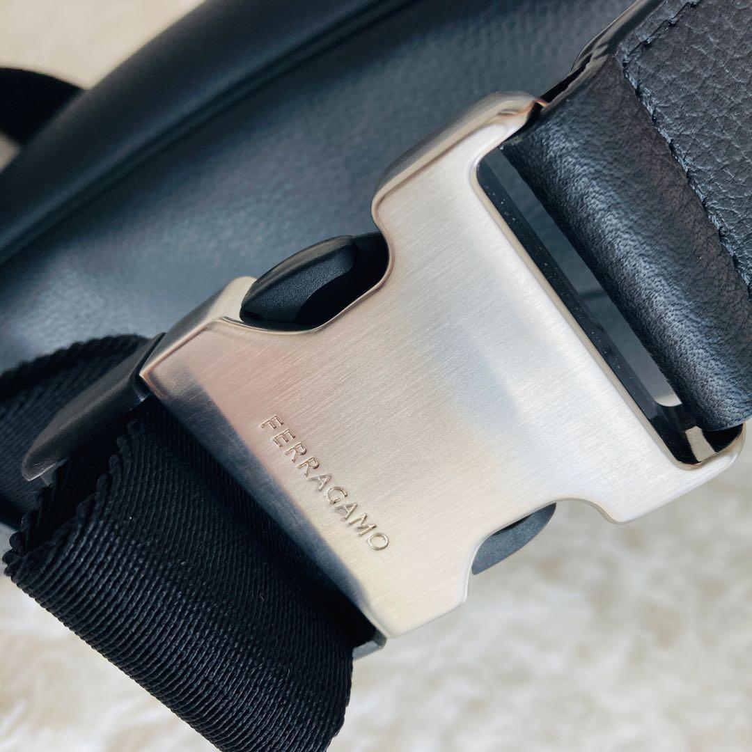 【極美品】フェラガモ ボディバッグ2024年秋冬モデル ガンチーニ モノグラム