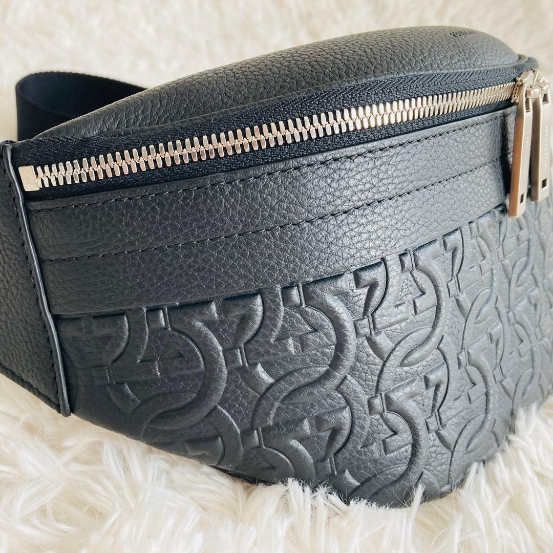 【極美品】フェラガモ ボディバッグ2024年秋冬モデル ガンチーニ モノグラム