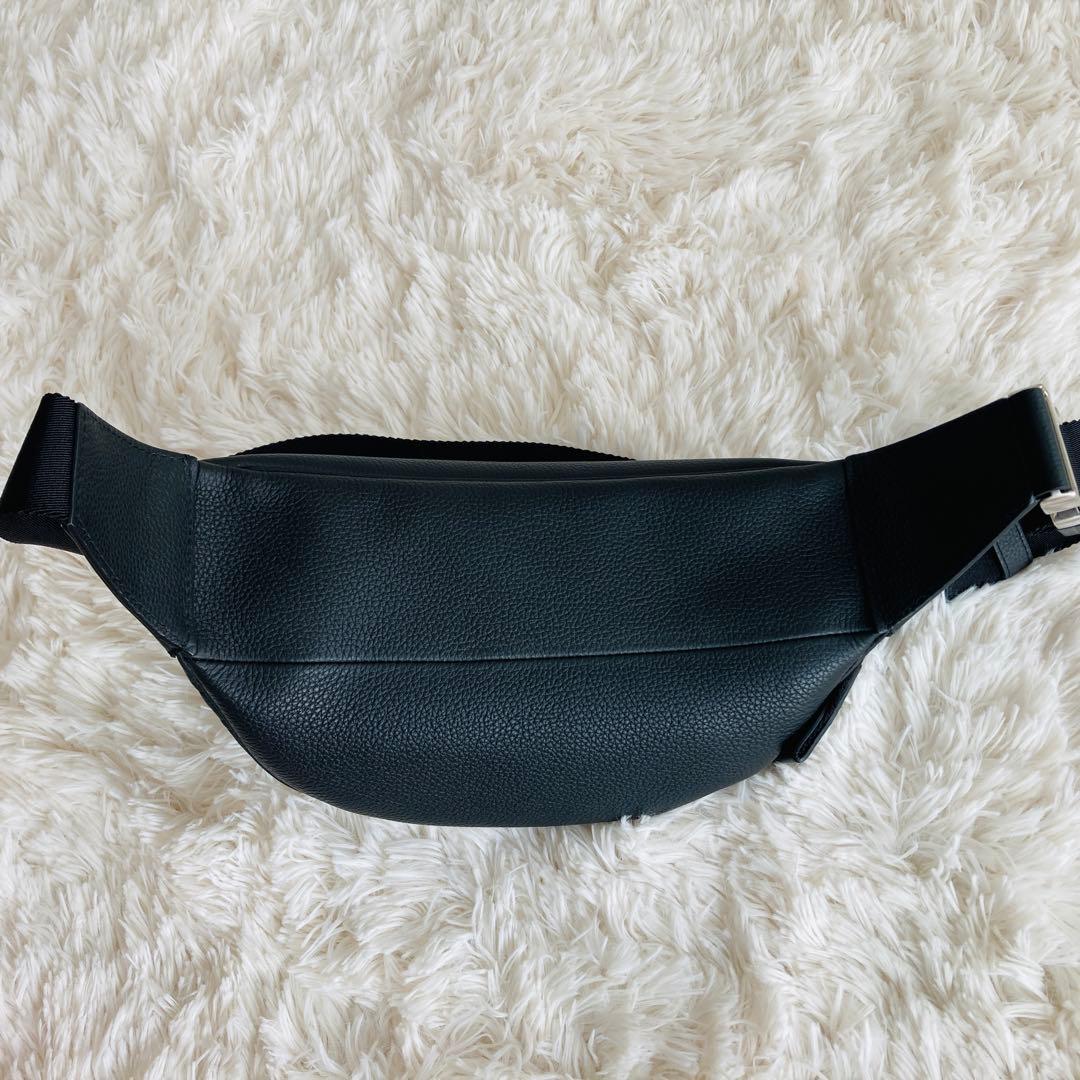 【極美品】フェラガモ ボディバッグ2024年秋冬モデル ガンチーニ モノグラム