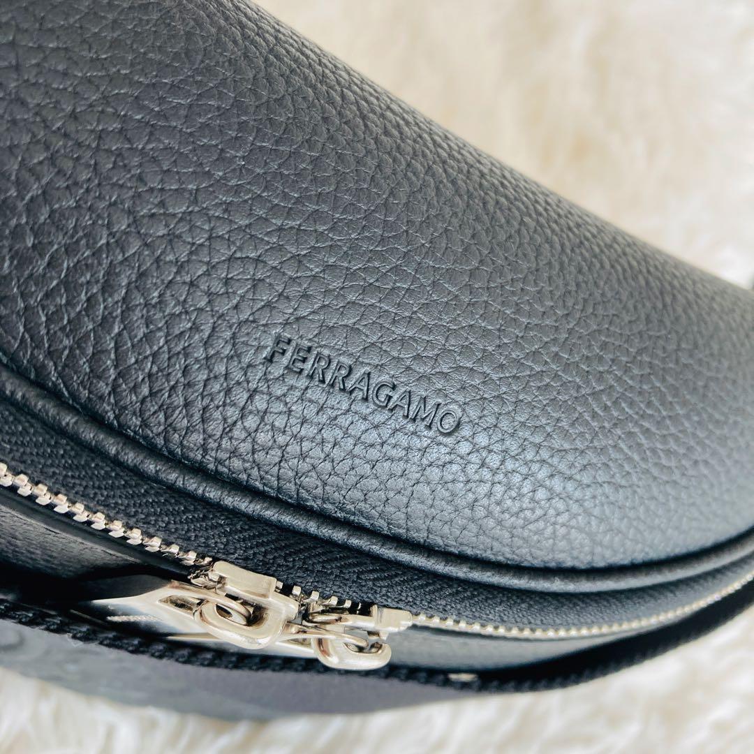 【極美品】フェラガモ ボディバッグ2024年秋冬モデル ガンチーニ モノグラム