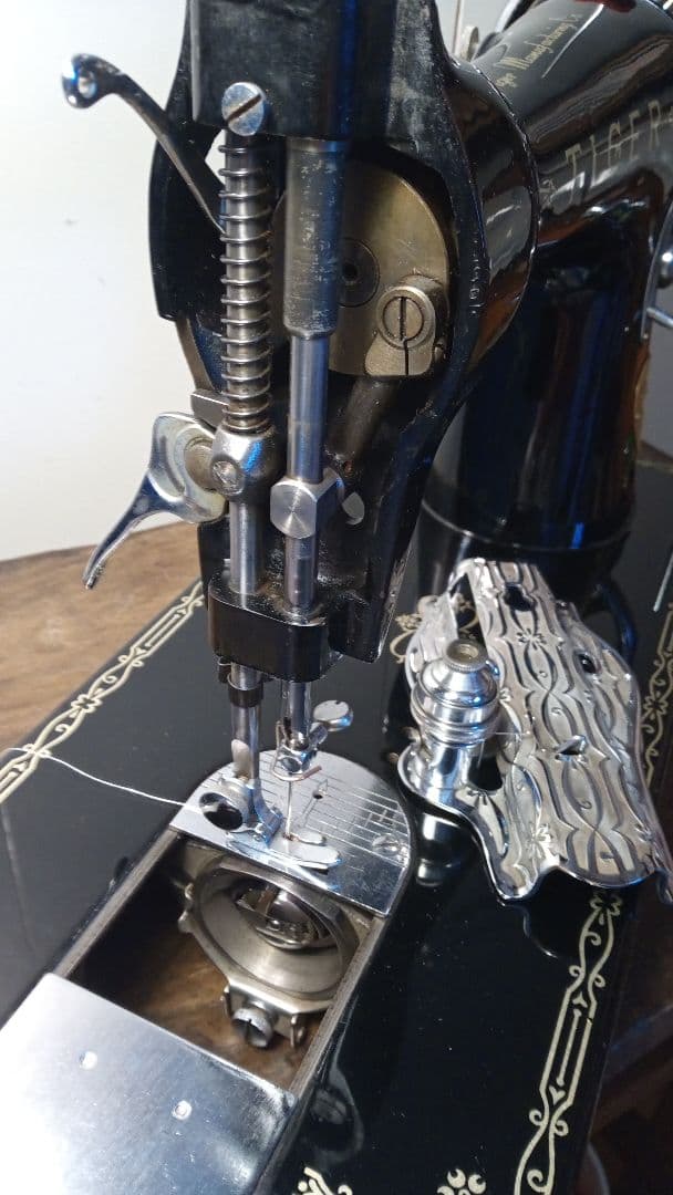 最終価格 縫えるビンテージミシン TIGER 昭和レトロ - メルカリ