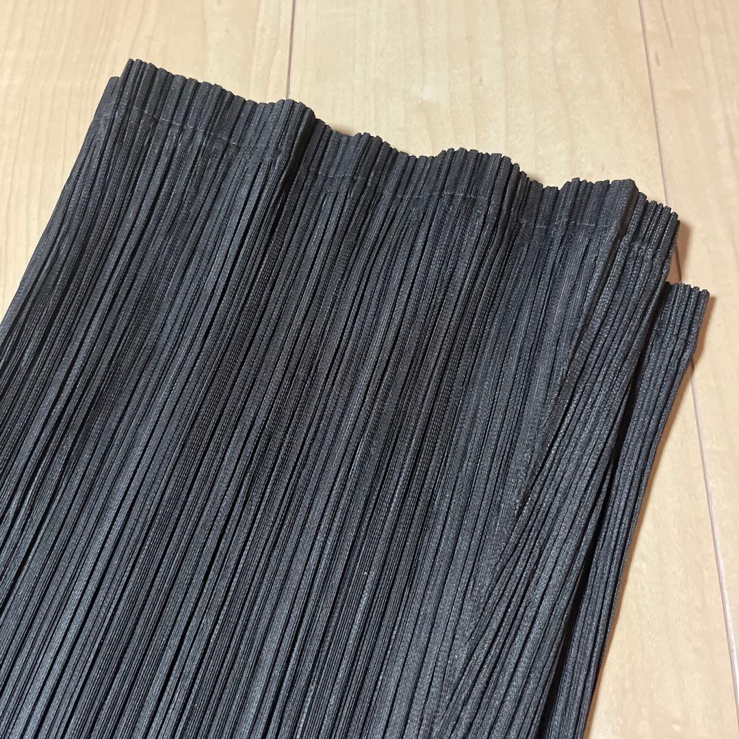 PLEATS PLEASE(プリーツプリーズ) 黒パンツ　裾裏糸細かな使用感あり