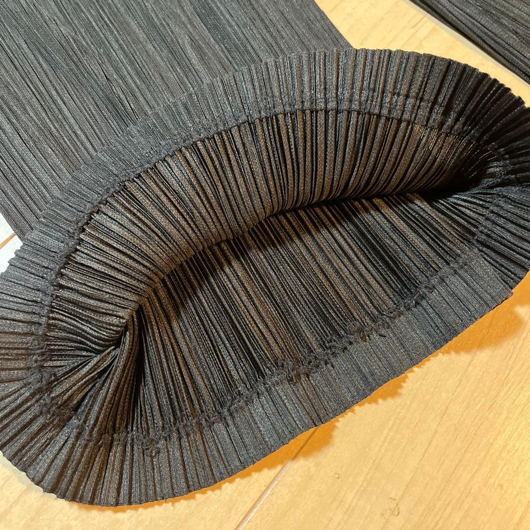 PLEATS PLEASE(プリーツプリーズ) 黒パンツ　裾裏糸細かな使用感あり