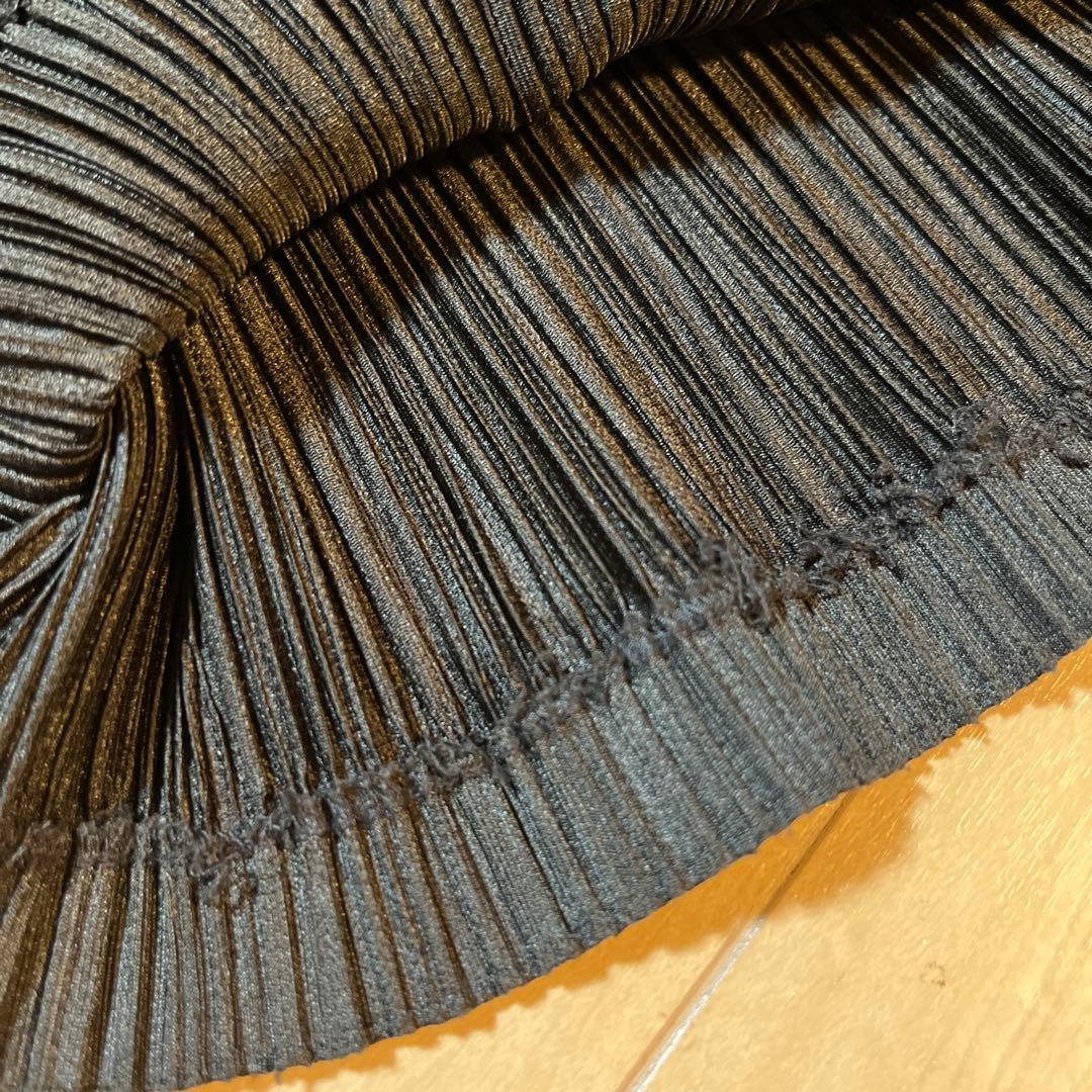 PLEATS PLEASE(プリーツプリーズ) 黒パンツ　裾裏糸細かな使用感あり