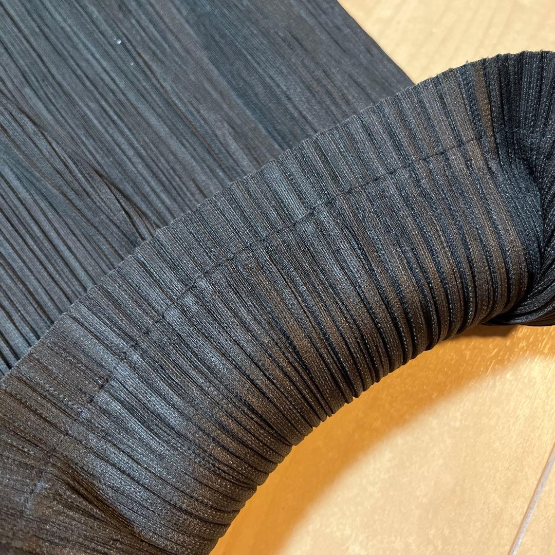 PLEATS PLEASE(プリーツプリーズ) 黒パンツ　裾裏糸細かな使用感あり