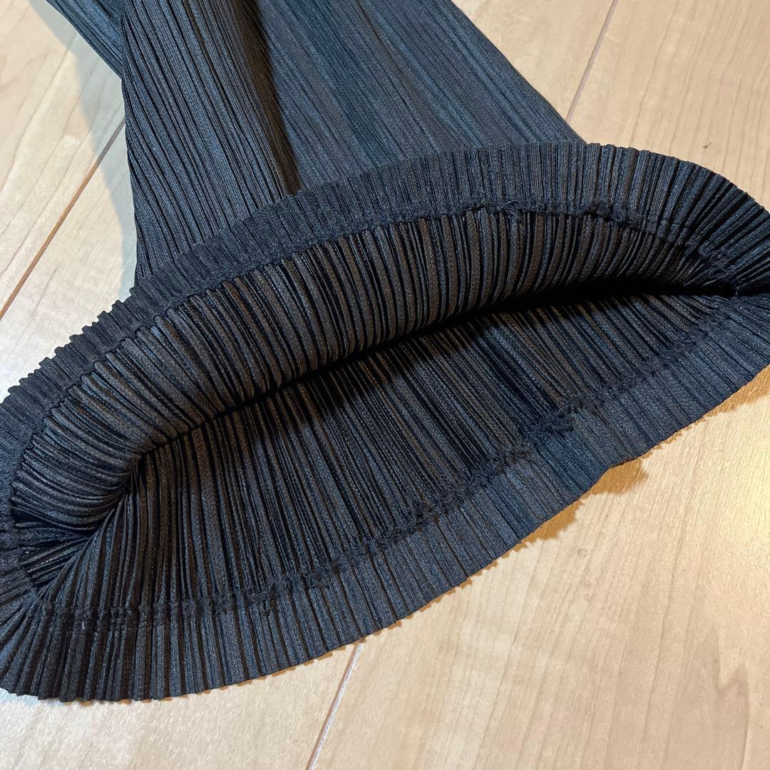 PLEATS PLEASE(プリーツプリーズ) 黒パンツ　裾裏糸細かな使用感あり
