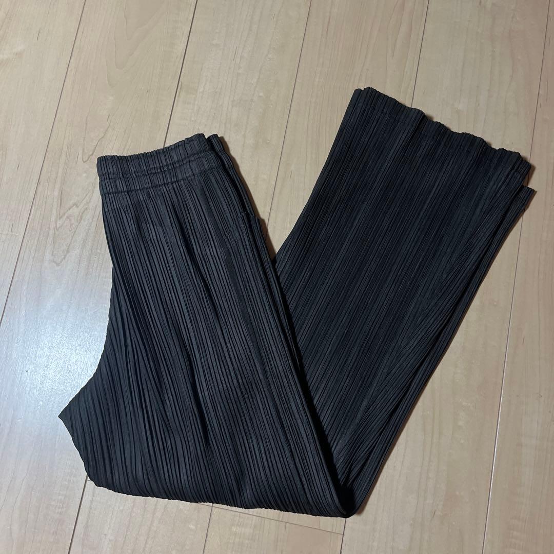 PLEATS PLEASE(プリーツプリーズ) 黒パンツ　裾裏糸細かな使用感あり