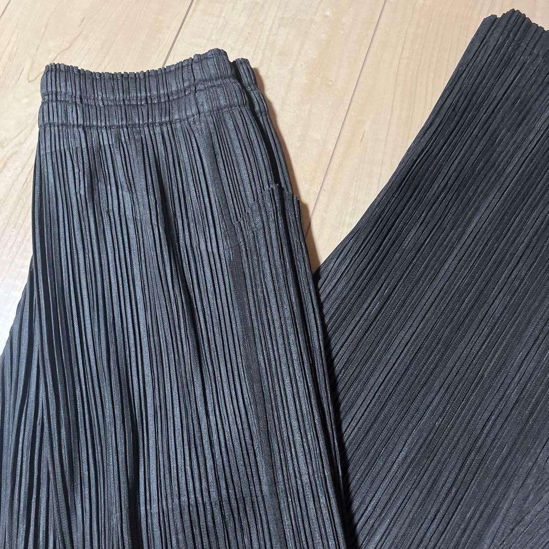 PLEATS PLEASE(プリーツプリーズ) 黒パンツ　裾裏糸細かな使用感あり