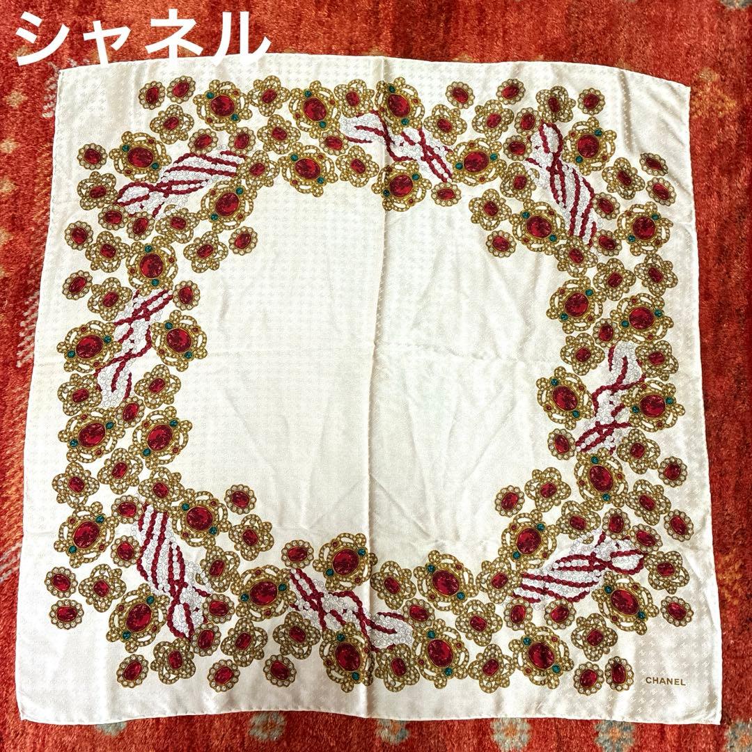 CHANEL 大判シルクスカーフ