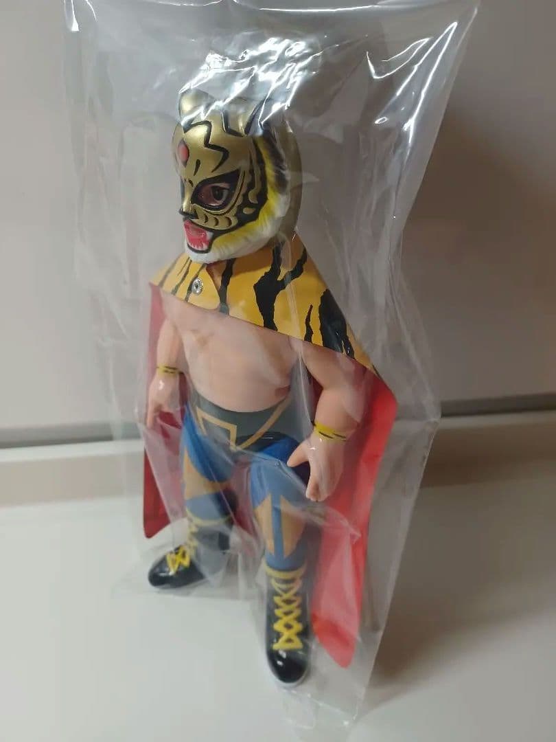 メディコムトイ SFS 初代タイガーマスク（初期ゴールド版)ソフビ