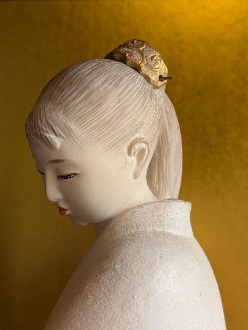 西頭哲三郎作 陶器製日本人形 「早春」- 繊細な美しさが光る逸品 レア