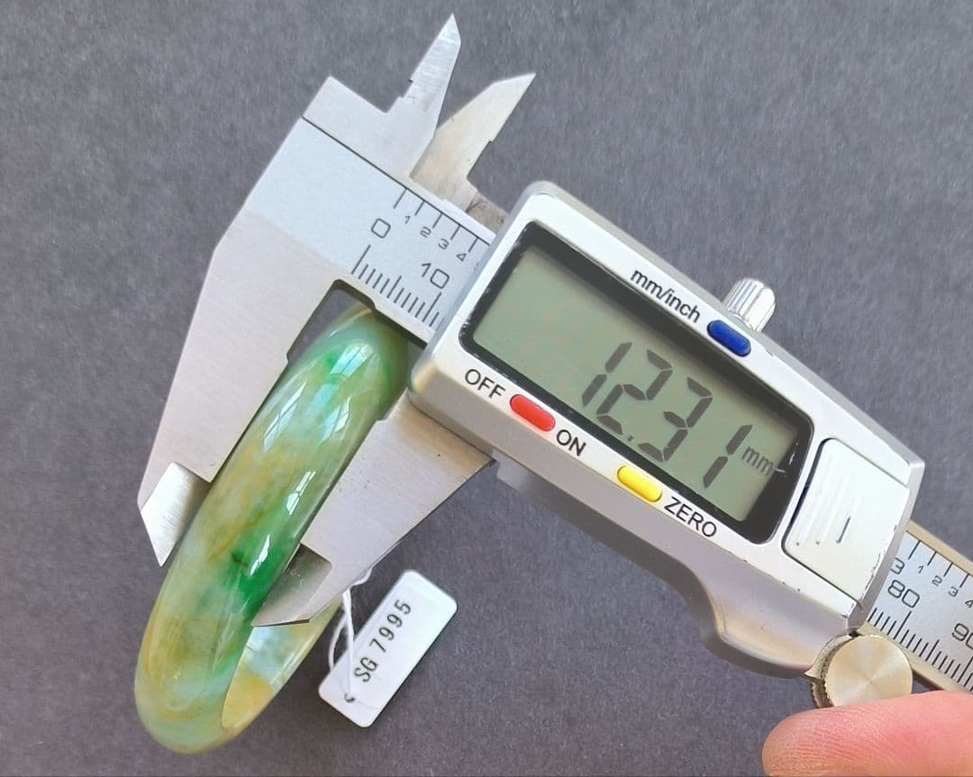 あかおかずき様専用【日本鑑別書付】ミャンマー産本翡翠のバングル