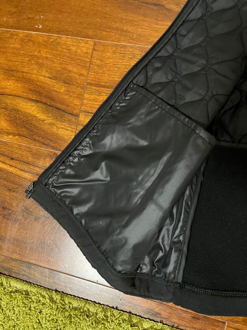 未使用に近い中古美品！黒NIKE Aerolayerベスト レディースM 未使用に