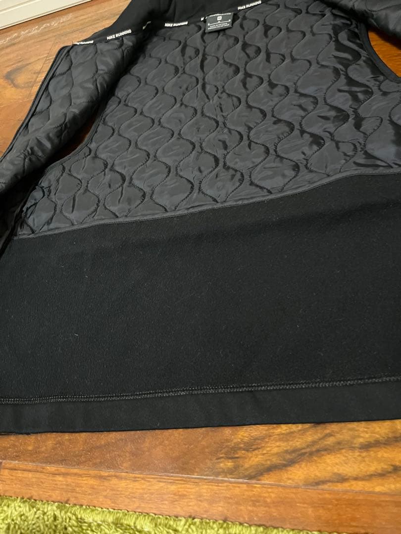 未使用に近い中古美品！黒NIKE Aerolayerベスト レディースM 未使用に