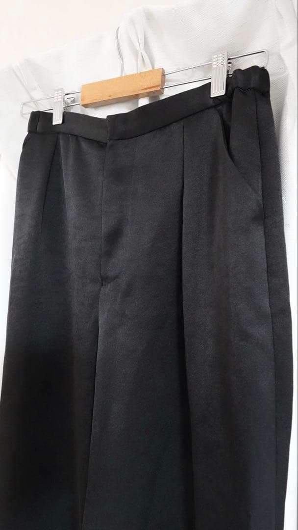 カレンソロジー curensology ダブルサテンタックパンツ 黒