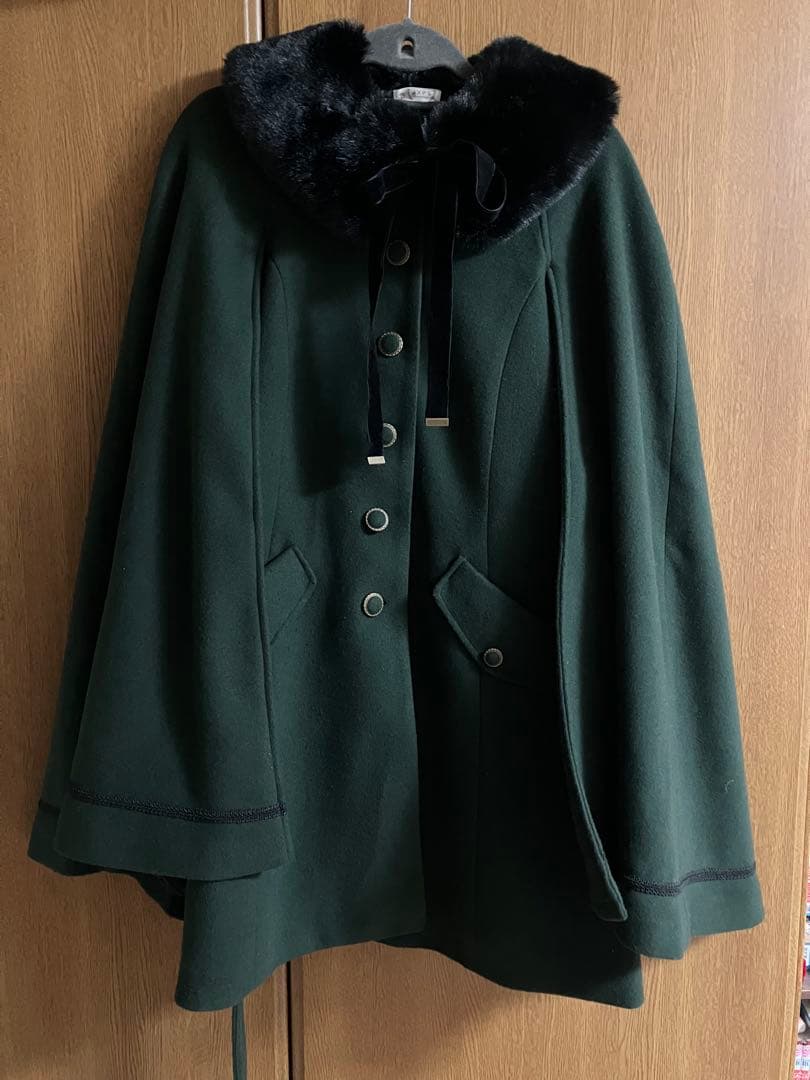 axes femme ファー襟付ケープコート ダークグリーン