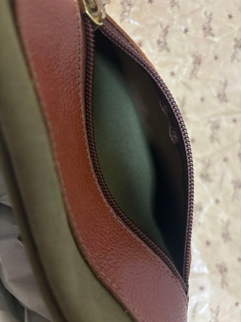 イルビゾンテ　ボディ　ショルダーバッグ　カーキ