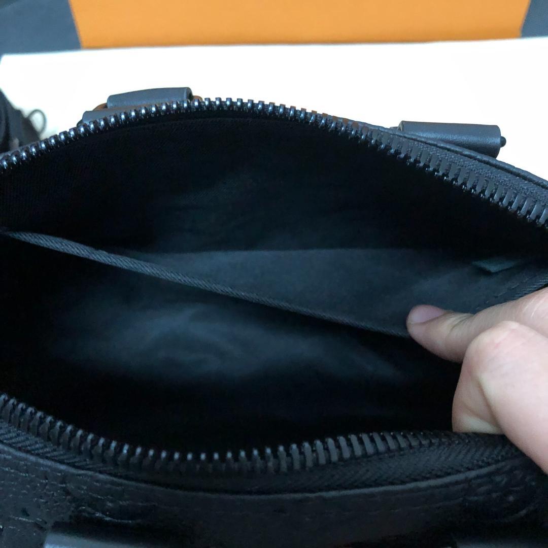 すぐ発送可能　正規品 メンズショルダー　キーポル 25