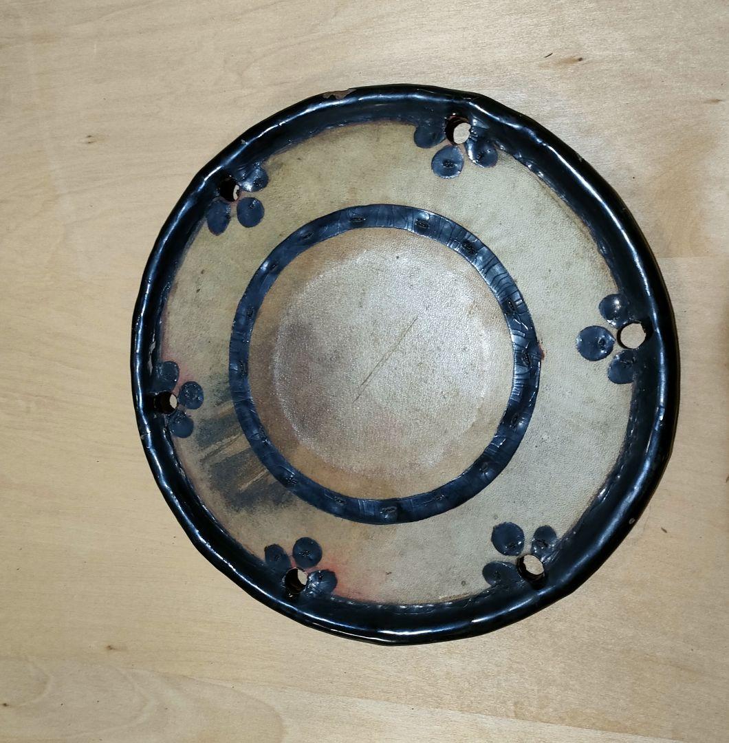 小鼓の胴と古い皮と紐